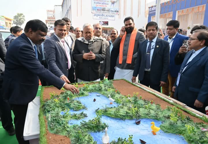 DM_Begusarai's tweet photo. माननीय मुख्यमंत्री बिहार श्री नीतीश कुमार द्वारा प्रगति यात्रा के दौरान मंझौल अनुमंडल  स्थित  अनुमंडलीय अस्पताल का  उद्घाटन किया ।

माननीय मुख्यमंत्री ने 1053.33 लाख रुपये की लागत वाली 75 शैय्या वाले 
अनुमंडलीय अस्पताल, मंझौल का शिलापट्ट अनावरण एवं फीता काटकर उद्घाटन किया। उद्घाटन करने के पश्चात् मुख्यमंत्री ने अस्पताल का निरीक्षण भी किया और वहां की व्यवस्थाओं की विस्तृत जानकारी ली। इस दौरान नर्सिंग डेस्क, एक्सरे कक्ष, ओ०पी०डी०, प्रसव कक्ष, अल्ट्रासाउंड कक्ष, टीकाकरण केंद्र आदि का जायजा लिया। मुख्यमंत्री ने हरी झंडी दिखाकर 7 एंबुलेंस को अनुमंडलीय अस्पताल के लिए रवाना किया। इस दौरान मुख्यमंत्री ने अनुमंडलीय अस्पताल में संचालित होनेवाली 'जीविका दीदी की रसोई का भी उद्घाटन किया। उन्होंने अनुमंडलीय अस्पताल परिसर में मुख्यमंत्री बाल हृदय योजना और आयुष्मान भारत कार्ड योजना सहित स्वास्थ्य विभाग के विभिन् स्टॉलों का निरीक्षण भी किया। 

मुख्यमंत्री ने कावर झील आश्रयणी के जीर्णोद्धार एवं सौंदर्गीकरण संबंधी प्रस्तुतीकरण का अवलोकन किया। इस दौरान अधिकारियों ने मुख्यमंत्री को उसके प्रारूप की विस्तृत जानकारी दी।