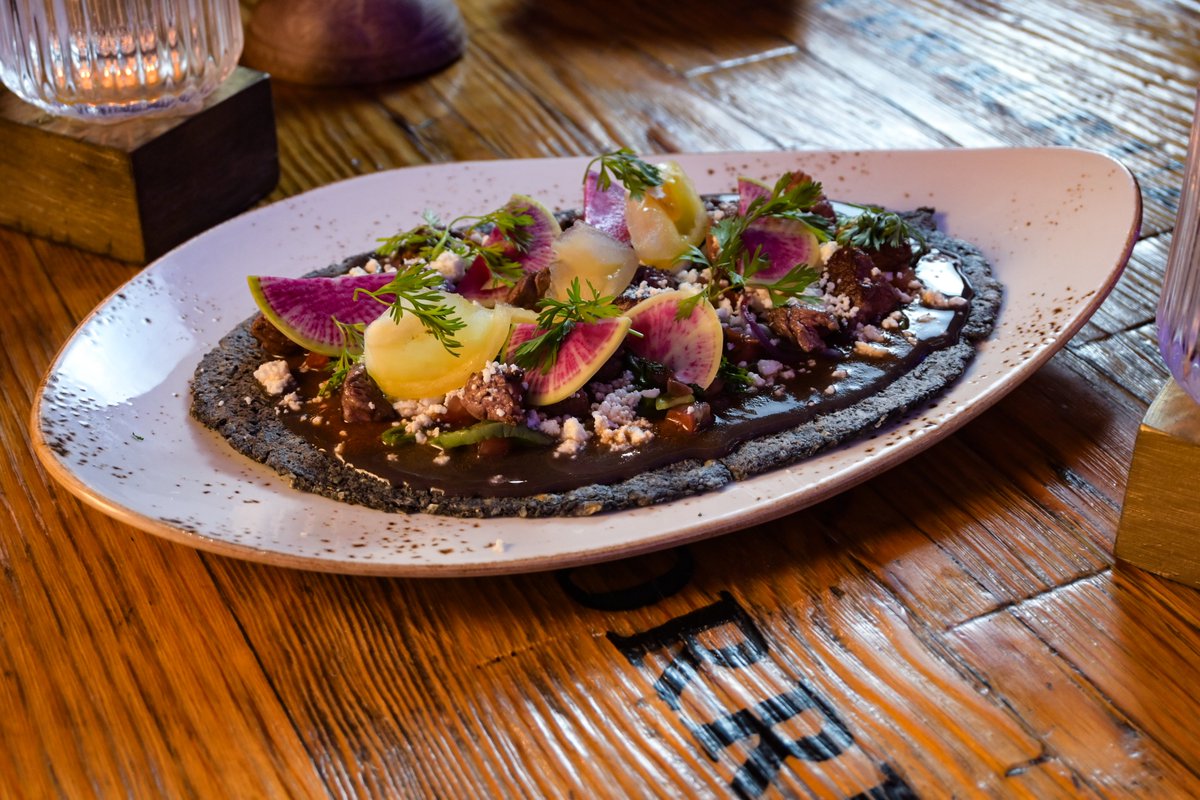 Huarache Toluqueño

Tostada de maíz azul quebrado, con salsa de frijol, nopalitos, salsa roja, puntas de filete de res y queso fresco.

Pruébalo en nuestros desayunos, en Azul condesa y Azul histórico.