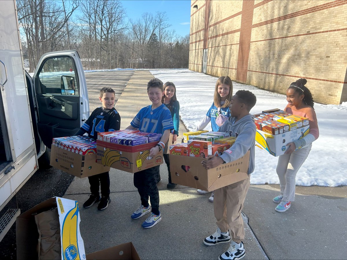 GBCSBobcats's tweet photo. Indian Hill students &amp; staff dressed in Lions gear and collected cereal to support Fish of Grand Blanc this week! Nearly 500 boxes of cereal later, the winning grade won blue Lions cupcakes and a blue Kool-Aid! Great job seeing a need in the community and stepping up! #WeAreGB https://t.co/mDJUeY6BLm