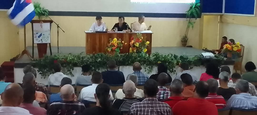 Yoahdez88's tweet photo. Los delegados de la AMPP #Taguasco, con compromiso y responsabilidad, analizan y aprueban el Plan de la Economía y el Presupuesto 2025. Nuestra labor estará en promover el desarrollo económico y social local desde la comunidad. #SanctiSpíritusEnMarcha 🇨🇺 https://t.co/l6mmfnLR6p