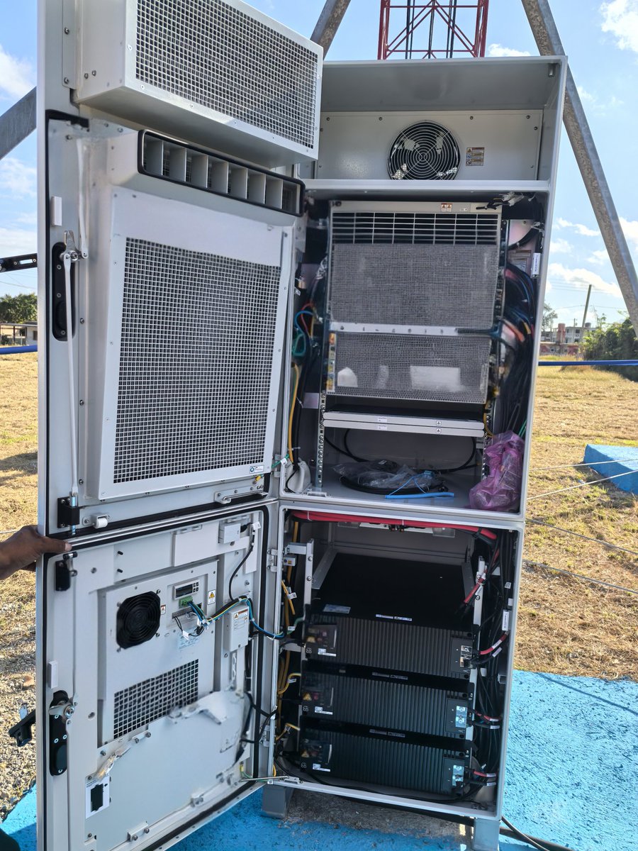 Del total de radiobases, ubicadas  en 2520 sitios, sólo el 50% cuenta con respaldo energético. En el año 2025 debemos trazar estrategias para que se incrementen los ingresos exportables y poder realizar inversiones que den solución a esta problemática
#EtecsaConCuba 🇨🇺