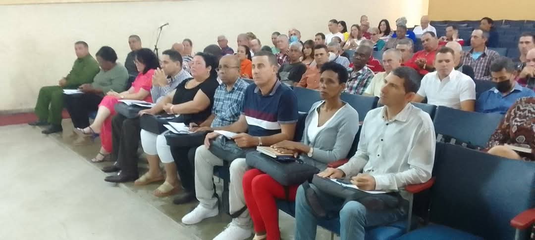 Yoahdez88's tweet photo. Los delegados de la AMPP #Taguasco, con compromiso y responsabilidad, analizan y aprueban el Plan de la Economía y el Presupuesto 2025. Nuestra labor estará en promover el desarrollo económico y social local desde la comunidad. #SanctiSpíritusEnMarcha 🇨🇺 https://t.co/l6mmfnLR6p