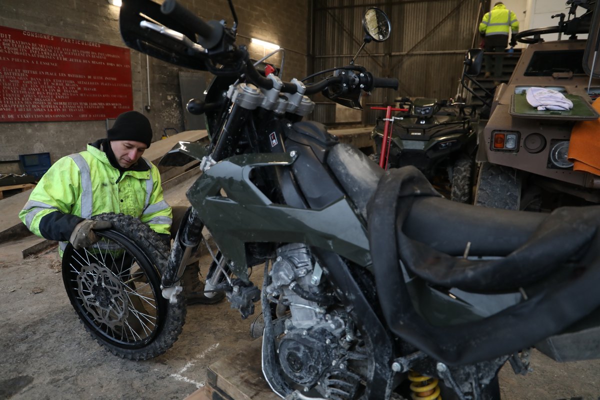 2eEtranger's tweet image. #LogOPS Les légionnaires mécaniciens, en liaison avec le personnel civil et les industriels, travaillent d'arrache-pied pour remettre en condition des matériels durement éprouvés dans les camps de Champagne, mais qui doivent repartir sous peu en mission.