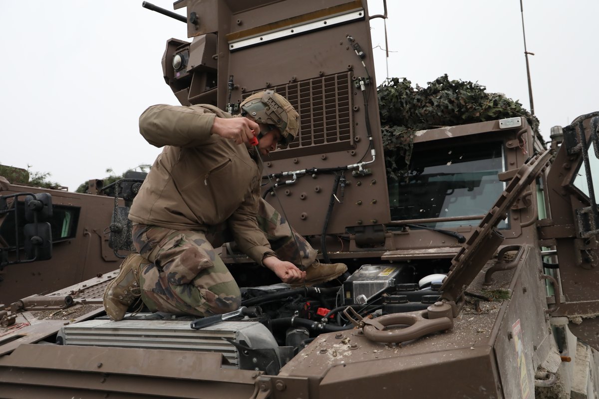 2eEtranger's tweet image. #LogOPS Les légionnaires mécaniciens, en liaison avec le personnel civil et les industriels, travaillent d'arrache-pied pour remettre en condition des matériels durement éprouvés dans les camps de Champagne, mais qui doivent repartir sous peu en mission.