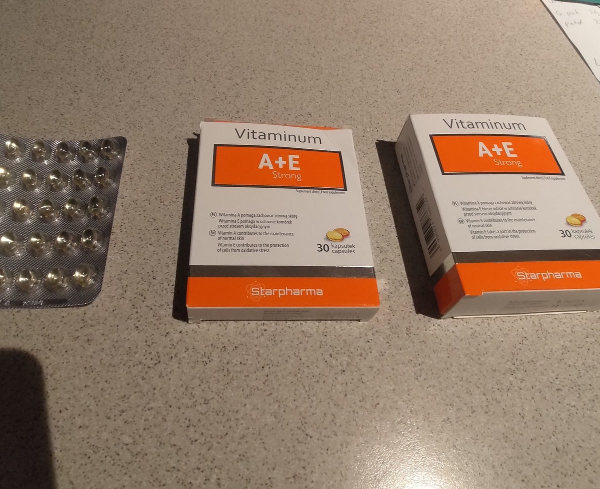MaksAtak's tweet photo. Pośrodku stare opakowanie.
Po lewej zawartość.
Nowe po prawej 🤦‍♂️
Brawo #Rossmann 
#Starpharma https://t.co/WC7Ew2SHpM