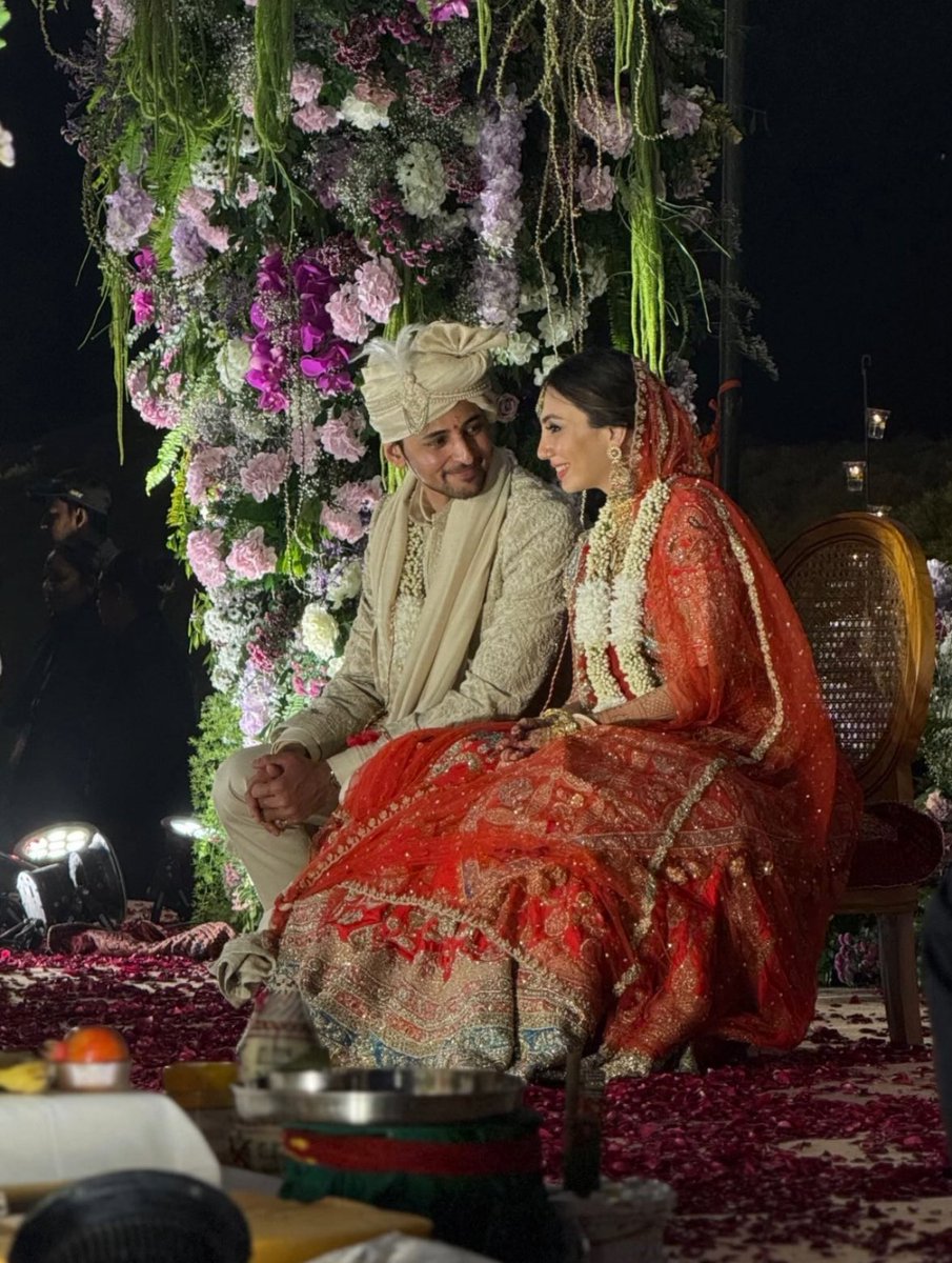 ritika_dz's tweet photo. find someone who looks at you the way darshan looks at her. https://t.co/n2OW9zhXFp
