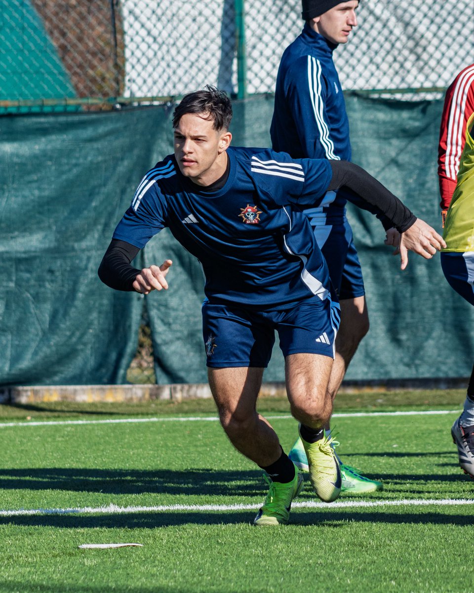 Gear7FC's tweet photo. “DeBErÍaMoS HaBER TiRADO MáS FOToS” After the last night session 😅 Morning work for the crew today 🏴‍☠️

#G7Crew https://t.co/l4kPdbaQ1i