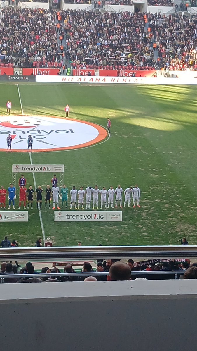 Patates tarlasının ve İT’lerin arasında sahada 11 BOZKURT 🇹🇷🇹🇷🇹🇷🇹🇷🇹🇷🇹🇷🇹🇷🇹🇷🇹🇷🇹🇷🇹🇷 
(Tribünde 20.000 EŞŞEK)