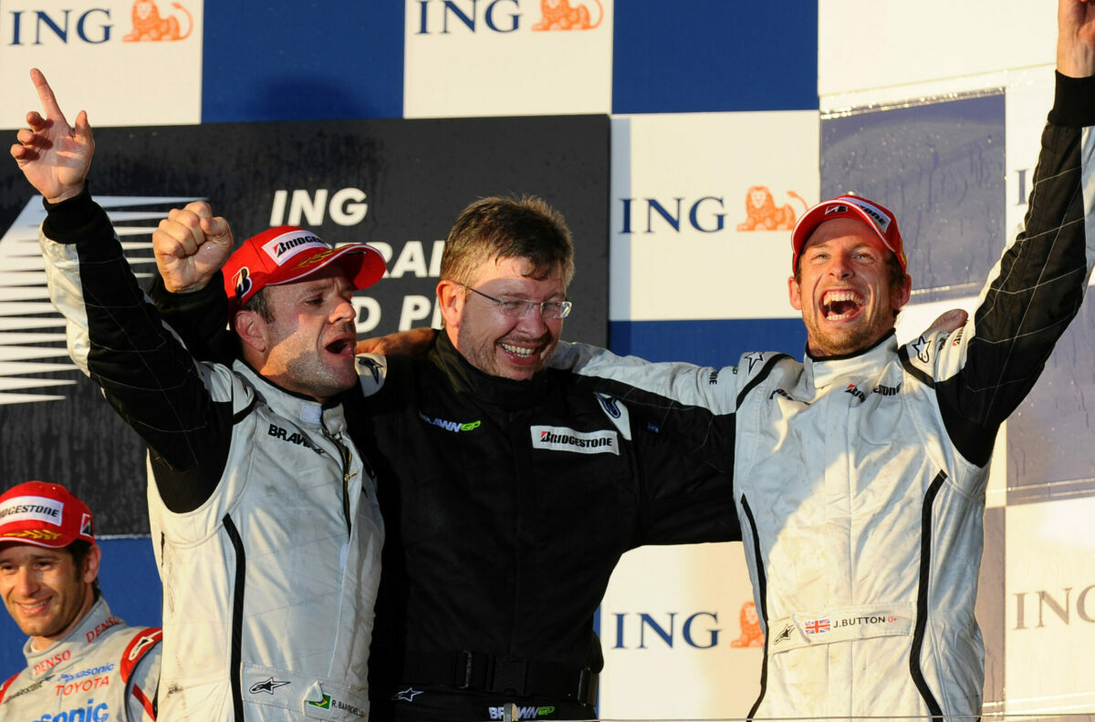 alpineclub_esp's tweet photo. ¿Cómo pudo un equipo comprado por 1 libra esterlina conseguir ser campeón del mundo de F1?

👉La loca historia de Brawn GP, ​​el equipo sin patrocinadores ni dinero que logró lo imposible:

- contexto
- sin dinero, sin motor
- el doble difusor
- una hazaña inimaginable

Hilo👇 https://t.co/Ehd8gTzKcp