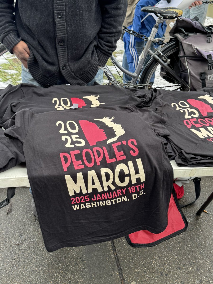 bsoenensvrt's tweet photo. Veel tienduizenden Amerikanen betogen tegen de nieuwe president Trump in de ”people’s march” in Washington DC. Verslag straks in vrt-journaal #vrtnws https://t.co/2wywbhfZei