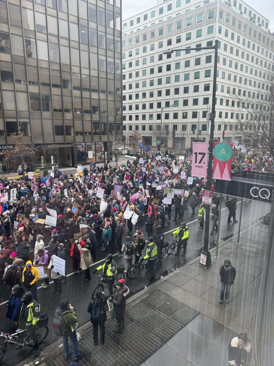 bsoenensvrt's tweet photo. Veel tienduizenden Amerikanen betogen tegen de nieuwe president Trump in de ”people’s march” in Washington DC. Verslag straks in vrt-journaal #vrtnws https://t.co/2wywbhfZei