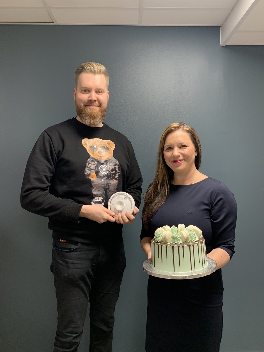 Terveiset Hämeen Yrittäjien hallituksen kick-offeilta!🔥 Kunnia toimia varapuheenjohtajana tulevana vuonna.

Kuvaan pyydettiin oman yrityksen ajankohtaista esinettä tai työkalua ja näinhän me Sannan kanssa teimme🔥🎂

Yritykset &amp; Yrittäjät ovat Suomen ja Maakuntamme kasvun ydin🇫🇮