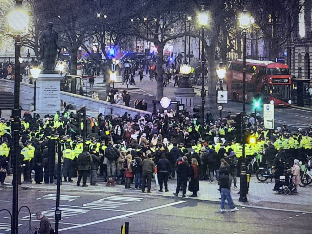 metpoliceuk's tweet photo. An update on this afternoon’s policing operation:

Around 20 to 30 people who breached the conditions are still contained in Trafalgar Square. They are being arrested. Others have already been arrested. 

We will post further updates shortly. https://t.co/9U0IILd5qI
