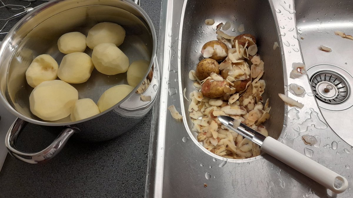 SwedishGamester's tweet image. There&apos;s something #enjoyable about #PeelingPotatoes while listening to #music on the #radio! 😃
Only thing is, it leaves you all #alone to aimlessly wander around in the depths of #YourOwnMind with all the #thoughts and #feelings you&apos;ve left behind that might #resurface! 🥲