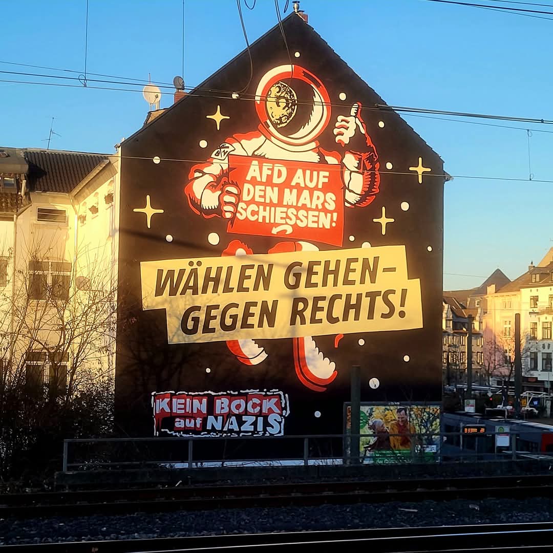 IrisRoder42813's tweet image. An dieser Seitenwand eines Hauses in Düsseldorf prangt meistens Werbung. Jetzt ziert sie eine Botschaft: 😊
