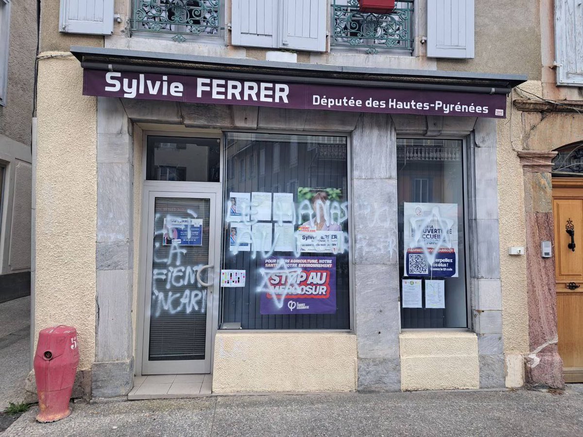 Dans les Hautes-Pyrénées, la permanence de la députée LFI <a href="/FerrerSylvie11/">Sylvie Ferrer</a> est taguée pour la 2ème fois : étoile de David et « le Hamas au four », « RIP JM Le Pen » avec un coeur, insultes « LFI fiente incarné ».