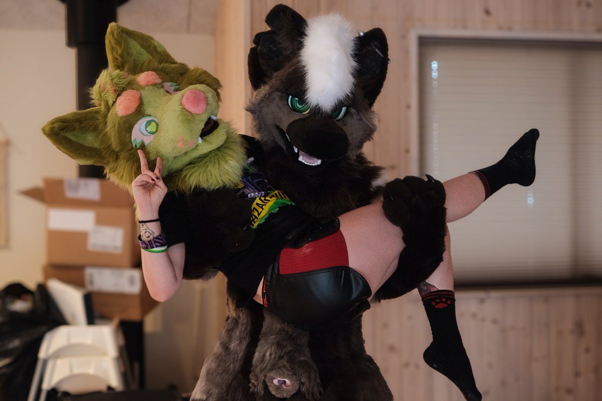 Found a cute little dog <a href="/pupschip/">Chip (Hotwheels dog)</a>
Now what to do with him...

📸: <a href="/FemboyPuxio/">Pup Luxio~💙</a>

#fursuit #yeen #hyena #espressoyeen