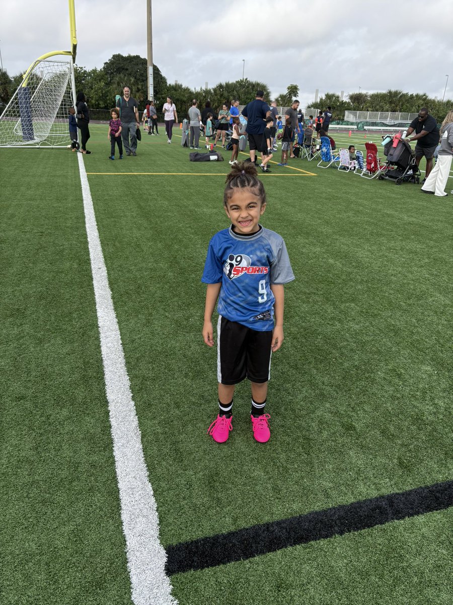 CoachTinsley_SC's tweet photo. My neice &amp; Future @CougarsFlag ⭐️ Laylay made her flag debut today 🥹🤣 And she rocking the #9 paying homage to @takeemdeep9_  😎 https://t.co/Wwme7Zzd9p