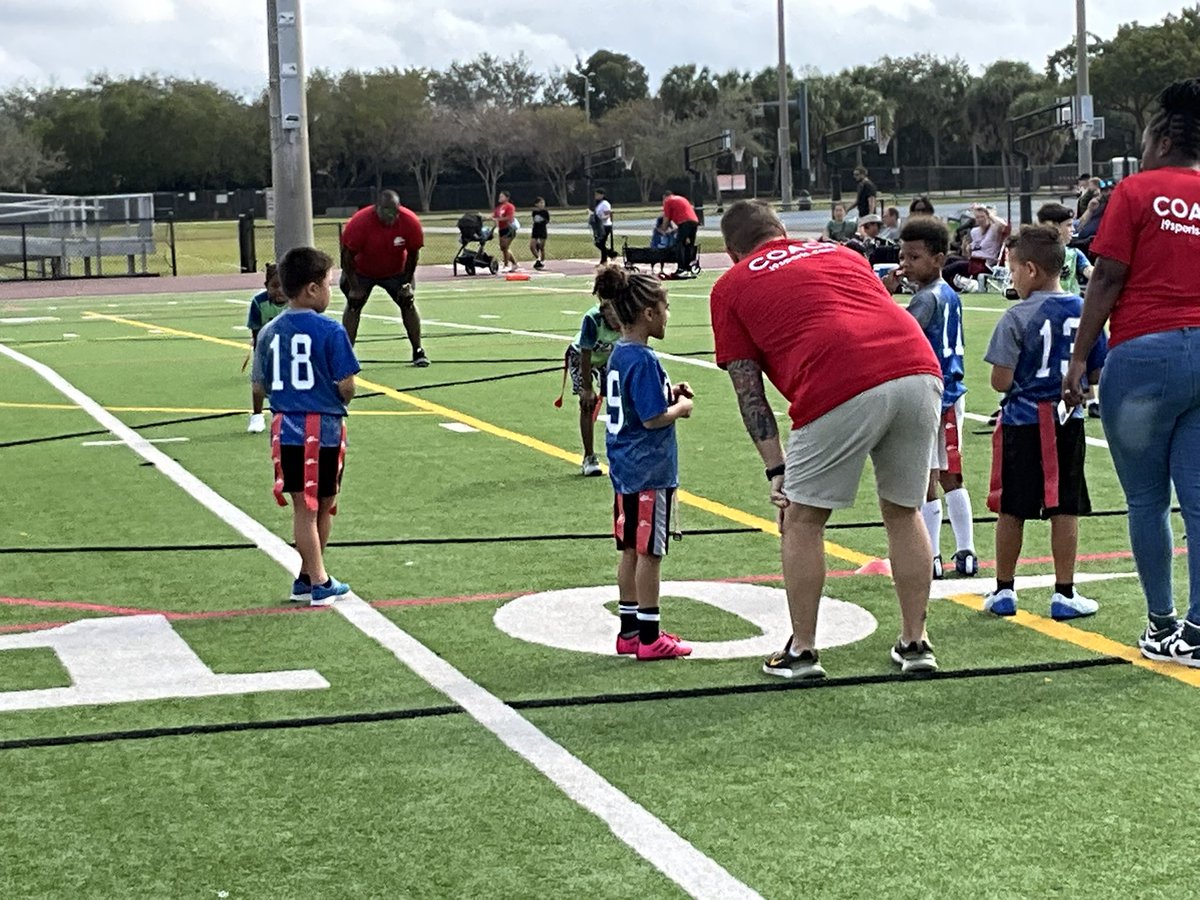 CoachTinsley_SC's tweet photo. My neice &amp; Future @CougarsFlag ⭐️ Laylay made her flag debut today 🥹🤣 And she rocking the #9 paying homage to @takeemdeep9_  😎 https://t.co/Wwme7Zzd9p