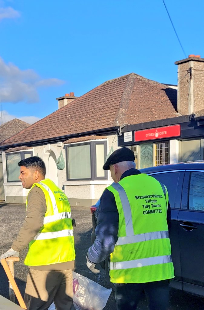 BlanchTidyTowns's tweet photo. Blanchardstown Tidy Towns crew cut today under a Blue Sky,
keeping our village clean & green - big thank you to our volunteers👏, having a well earned cup @_InsomniaCoffee in the village
@925PhoenixFM
#dublin15 #dubw #fingal #dublin #blanchardstown https://t.co/5ZN0RXPnYW