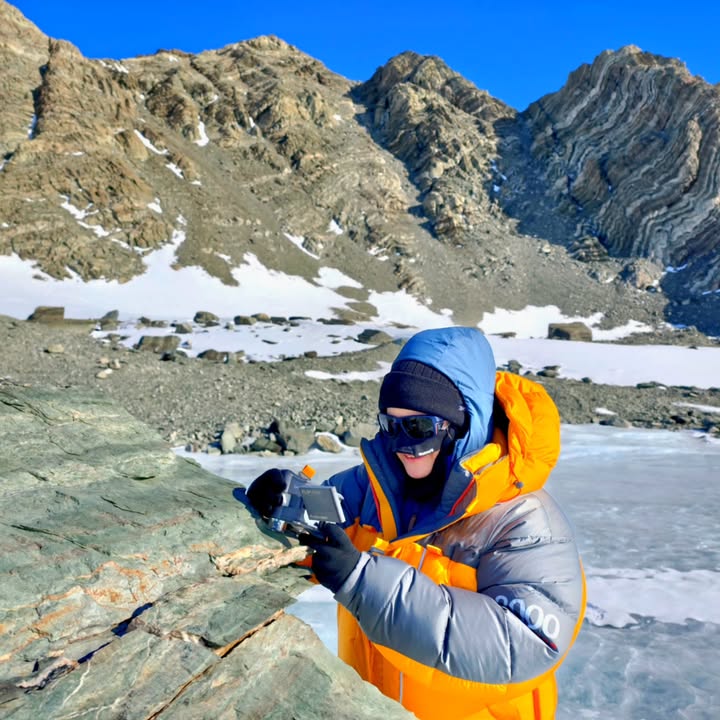 Celestron's tweet photo. 🌎❄️ #Astrobiologist @astro_Michaela took her #Celestron FlipView #DigitalMicroscope to #Antarctica to observe and collect fascinating geological and biological samples for @NASA and universities across the globe. 🌌🧬 https://t.co/jnDqlmTYlV