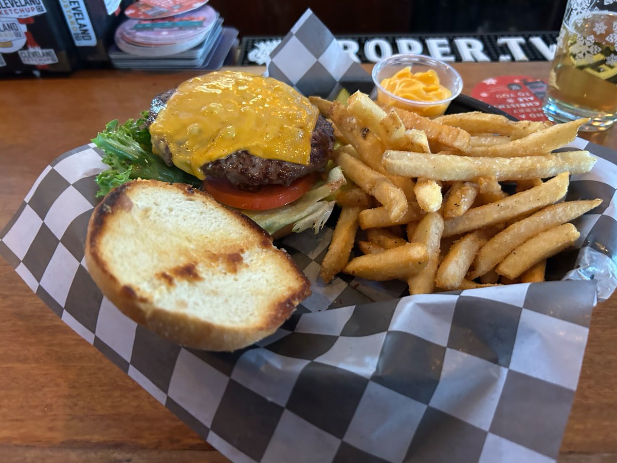 BobsEats's tweet photo. Holy shit. Gunselmanns burger is badass. https://t.co/yyzwLd1qLN
