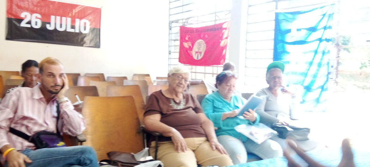 cuevas_amo53108's tweet photo. Secretariado Municipal en los #CDRPlaya como parte del vínculo de los
#CDRHabana porque unidos #SomosDelBarrio https://t.co/EKHW6HJjSu