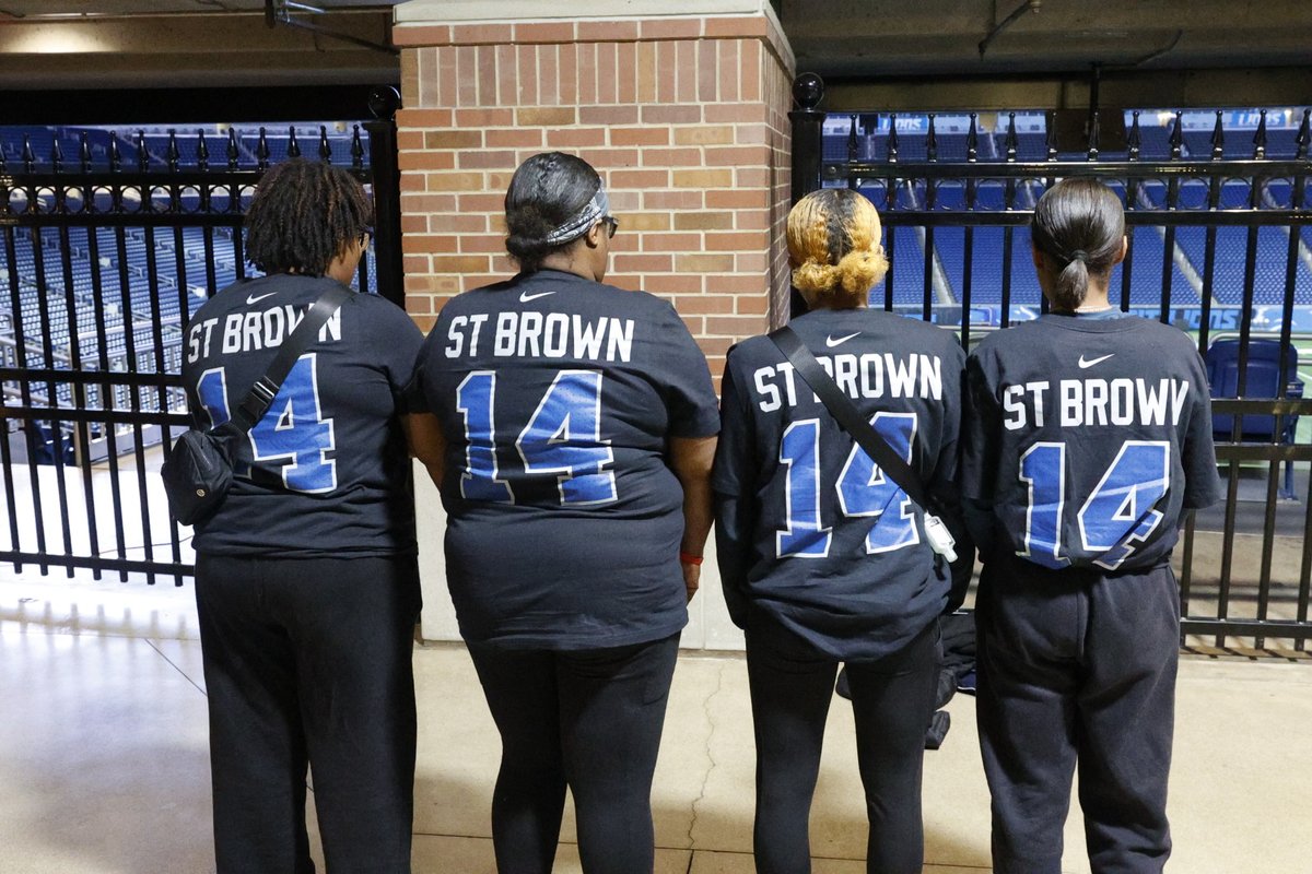 GameOnCancerDET's tweet image. #GameOnCancer is roaring with pride as we cheer on the @Lions in their first playoff game tonight! 🦁💙 Throw on your Lions gear, rally your squad &amp;amp; let's show the world what #OnePride is all about. Let's go, Lions! 🏈🔥 Comment 🦁 if you're cheering on our friends!
#DetroitLions