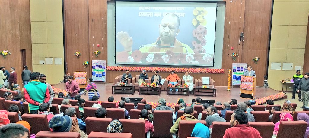 आज दिनांक 18.01.2025 को स्वामित्व योजना के तहत जनपद में प्रापर्टी कार्ड (घरौनी) का वितरण किया गया, जिसमें माo प्रधानमंत्री जी तथा माo मुख्यमंत्री जी के सजीव प्रसारण का भी आयोजन हुआ तथा मौके पर उपस्थित जनमानस को स्वच्छता व नशा मुक्ति की शपथ भी दिलाई गई।