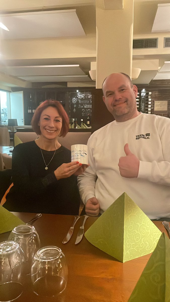 #UnbezahlteWerbung #UnterwegsFürDieAktienkultur #BörsenstammtischDortmund So erstmal <a href="/AmazilieNu/">Nicky U.</a> das Geschenk der <a href="/BoersenAktuell/">Börsen Aktuell | Düsseldorf - Hamburg - Hannover</a> überreicht für die Organisation hier in Dortmund danke dafür