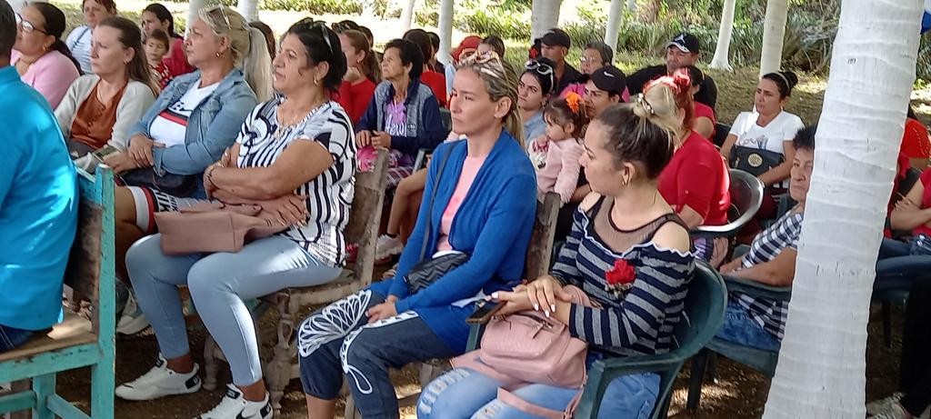 FMC_Cuba's tweet photo. Sostuvo @TeresaBoue encuentro con productoras de alimentos en Gibara, #MujeresEnRevolución que hacen de sus tierras la maravilla de parir alimentos, con el recurso más necesario. #FMC65 https://t.co/zhPXvF5a8w
