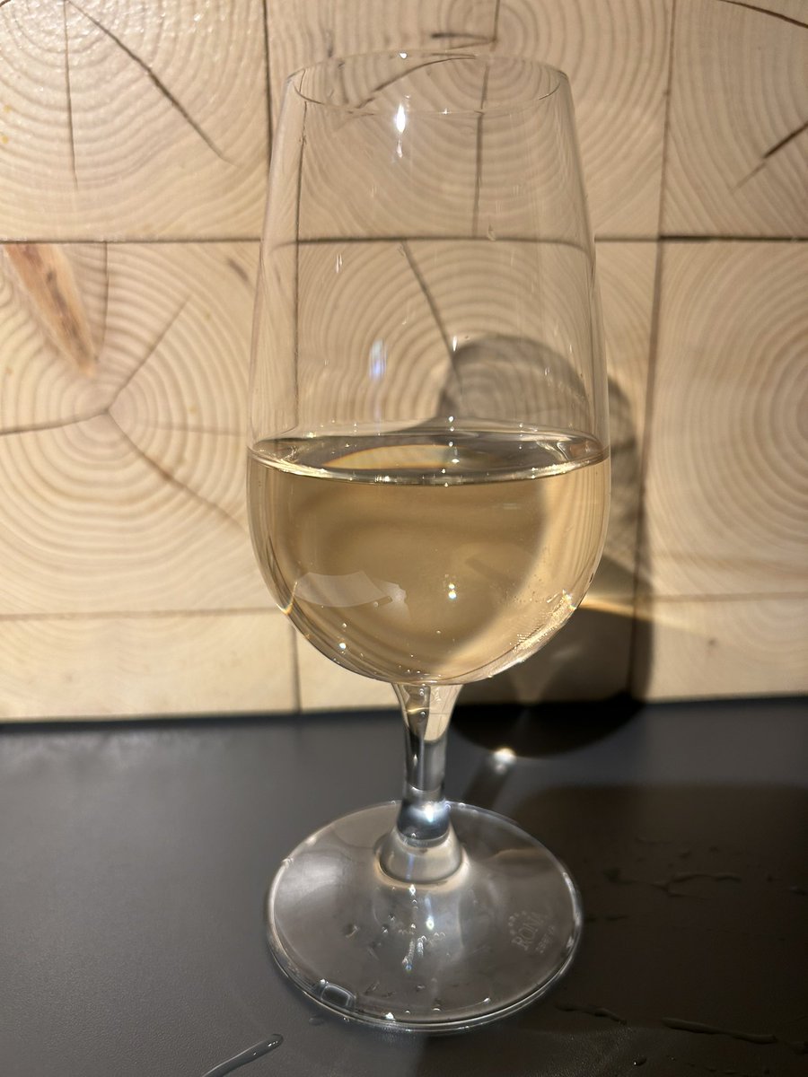 有楽町駅下のワイン飲み比べ放題、種類も充実して良きお店でした