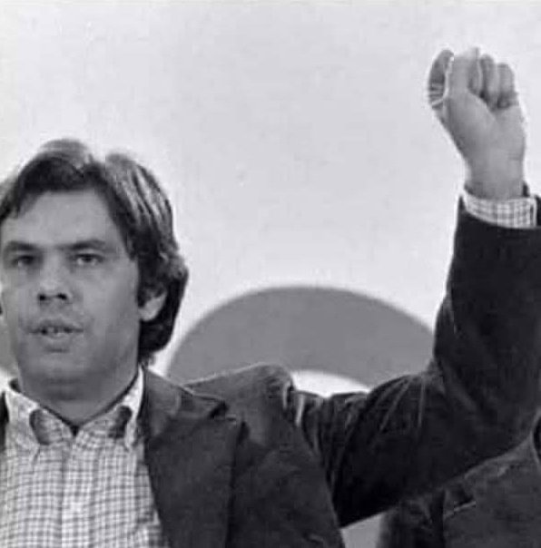 Que buen actor perdio Hollywood....una vida diciendo que era de izquierdas... hasta que se llenó la saca mu bien llena y ya de izquierdas tiene lo que Abascal de trabajador...el Óscar se lo llevaba seguro...