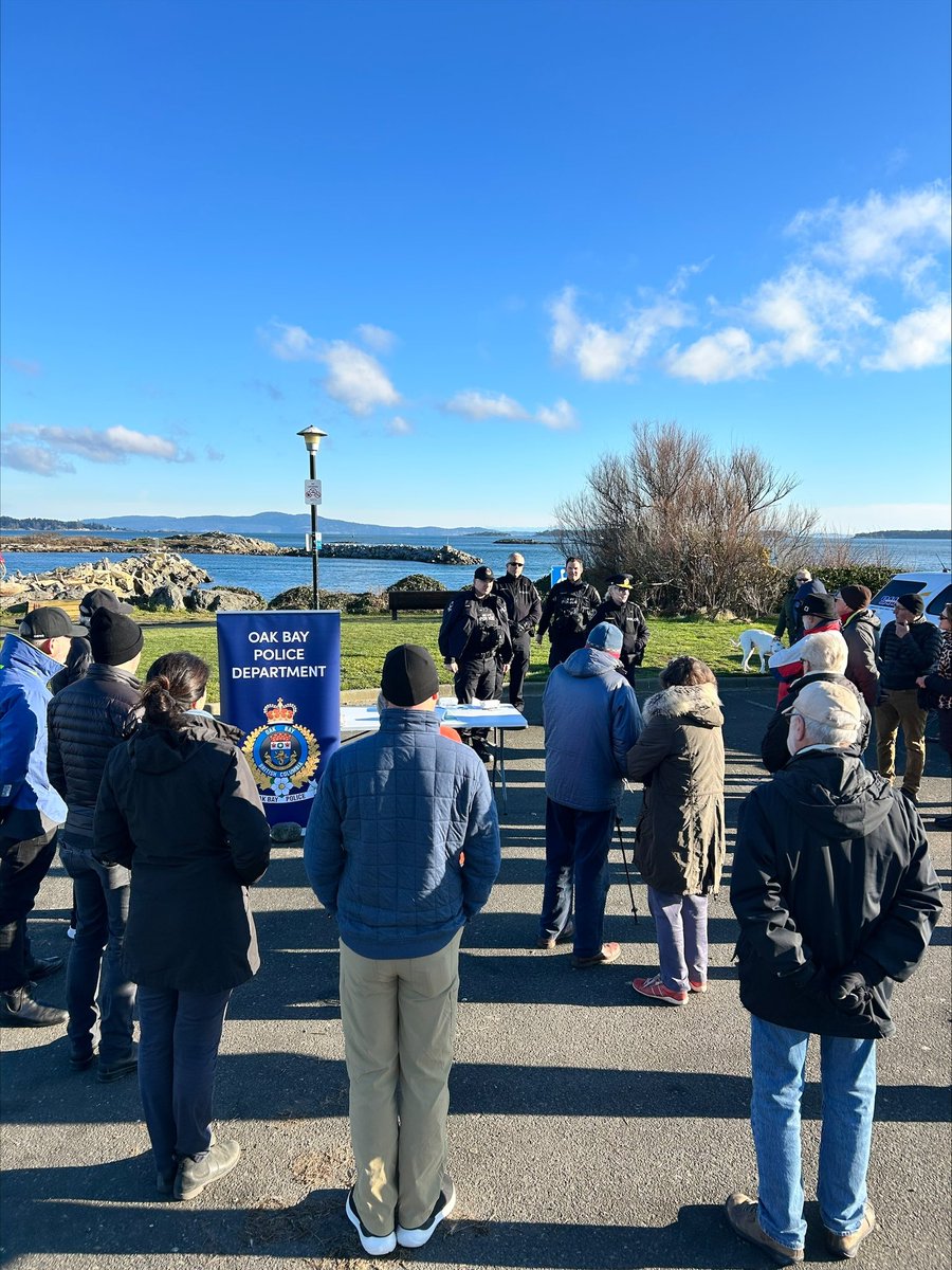 OakBayPolice's tweet photo. Strong turnout at our in person intro to Project Sea Watch by Cst. David Bratzer. An initiative to promote marine safety &amp; connection with our community! Great to see so many people out in support including members of the Oak Bay #133 Royal Canadian Marine Search &amp; Rescue https://t.co/4da1LgbOR7