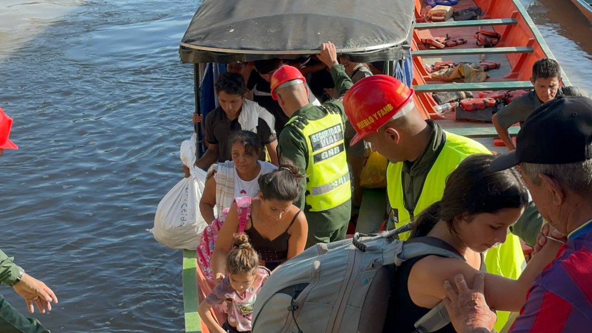 Siguen llegando desplazados huyendo de la violencia de territorio colombiano  hacia Venezuela que los recibe con un despliegue y ayuda humanitaria.