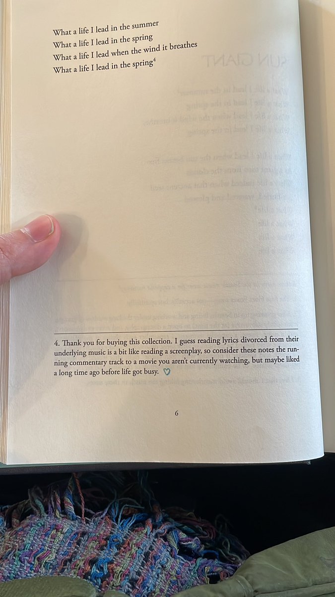 vanesa_epub's tweet photo. Tengo ganas de escribir una novela donde el personaje principal rompa la cuarta pared, y pensaba mezclarlo con el texto.

En este libro, Robin Pecknold lo hace como si fueran notitas o cotorreo general en el pie de página….Y creo que me voy a inspirar de aquí 

Amo aquí. https://t.co/TTpoKGICs4