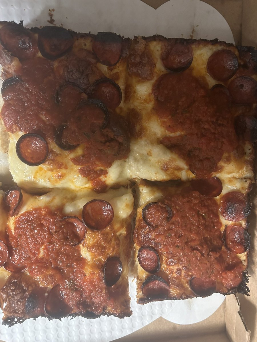 JoeyMurr's tweet photo. My favorite pizza is Detroit style from Volo in Swampscott. Tony the owner is 73 years old and makes every pizza by hand and with love. You should call them right now! https://t.co/rfdMA26Jhf