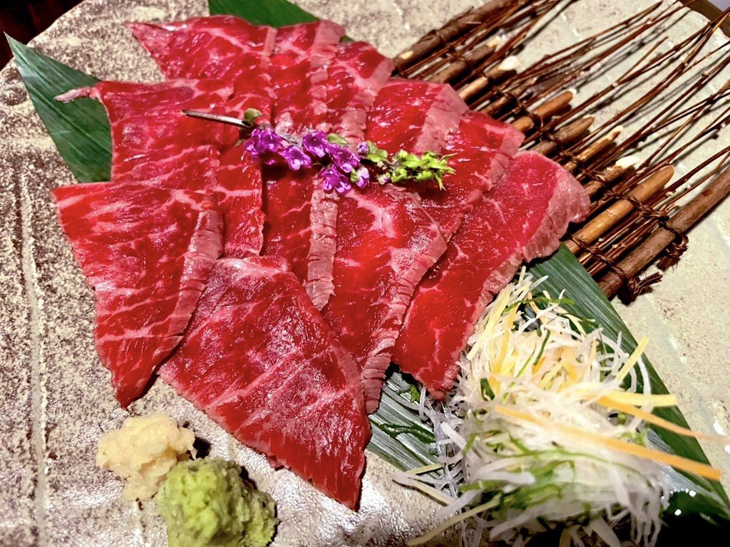 pineapplecounty's tweet photo. おはようございます

今日は松阪牛の日です

先日お伊勢参りをした際、松阪牛の食べ歩きをしました

観光地価格に驚きつつ、色々食べられて大満足でした

また心穏やかに、のんびり���行へ行きたいです

#おは戦70119🍨Yy https://t.co/GjL0RSHqPk