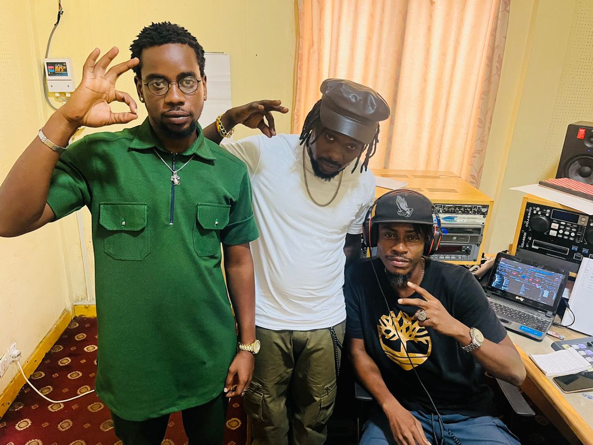 Paqatosh's tweet photo. Keep Streaming Kpokpo body 🎉🎉🙏🏿💯 Nuff Thanks to @Aberolz for having us @UniqFm 🙏🏿🙏🏿🙏🏿💯 https://t.co/opZbZC0yxD