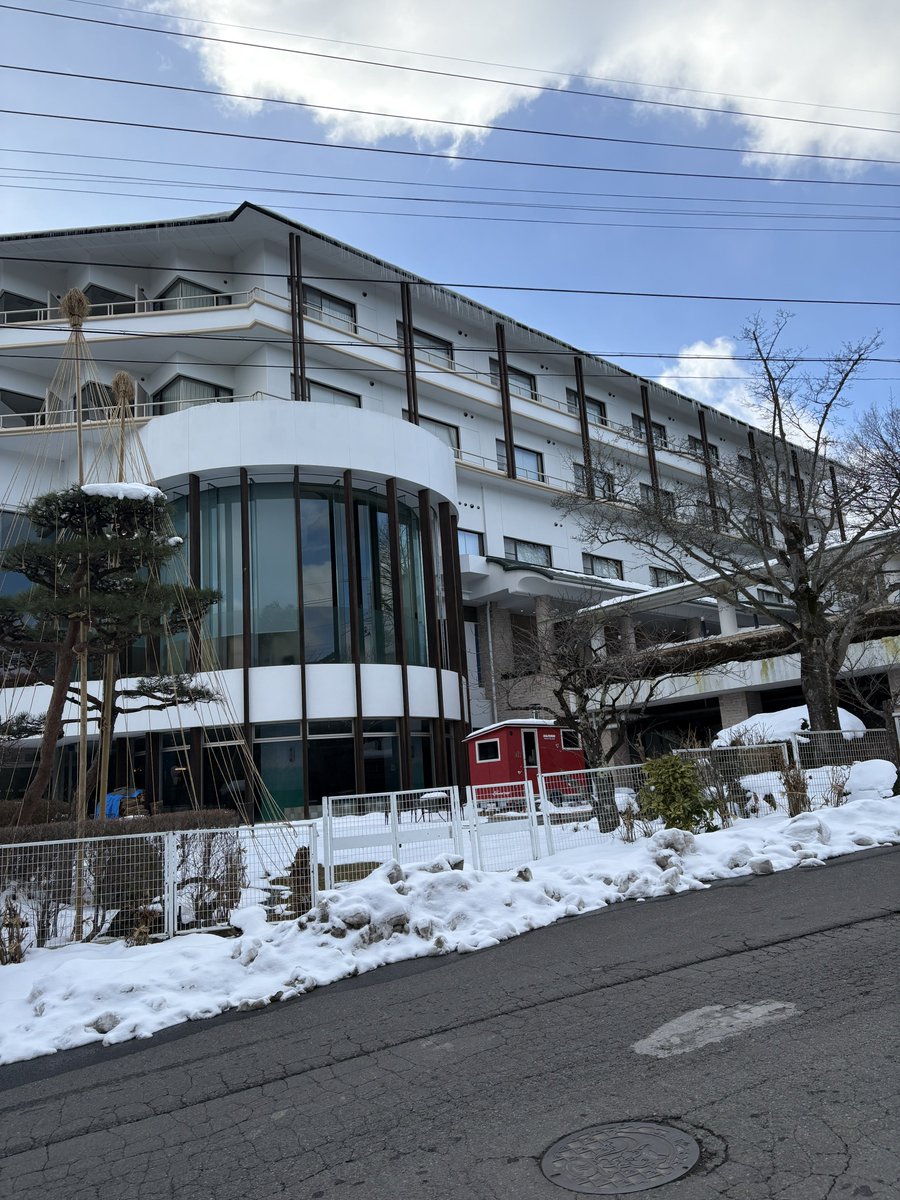 makiosakeski's tweet photo. 今年は泊まった宿、温泉について備忘録としてここに記して行こうと思う
1発目は
岳温泉　陽日の郷　吾妻館

https://t.co/zIT4iAg6si

割引き使ったのはあるけど、良コスパ
お湯と、二本松の日本酒が格安で飲めるバーが良かった。この量で440円はおかしい
泉質はph2.5の酸性含硫黄泉。
好きな湯です。 https://t.co/KRRQ2MYDCZ
