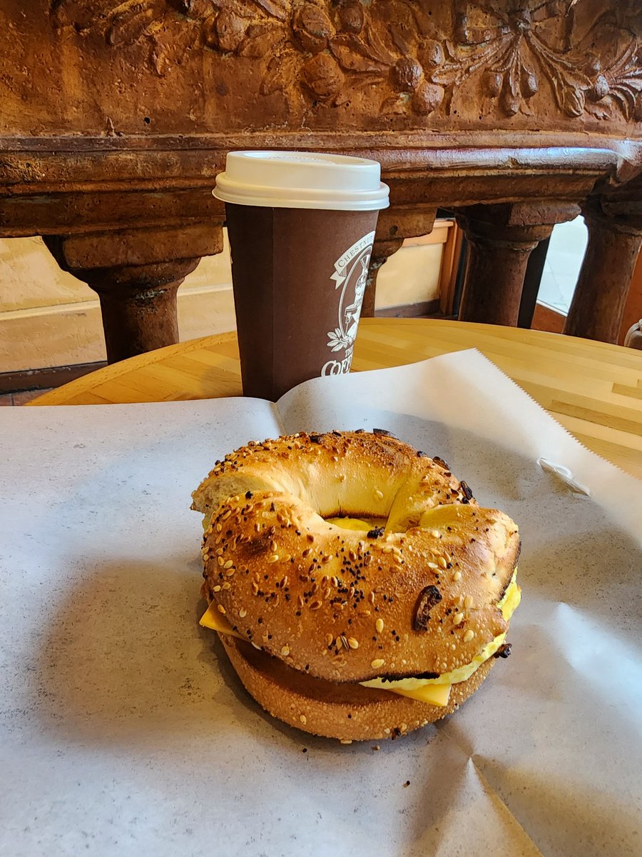 سانت فرانسيسكو  ولاية كاليفورنيا  غالية نار . كباية قهوة و بيقل    12  دولار 
نفس الحاجات فى كندا بستة دولار.