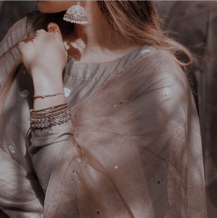 حالات نے توڑ دیا کچے دھاگوں کی طرح ورنہ.
تیرے وعدے بھی کبھی، زنجیر ہوا کرتے تھے.

#اردو_زبان