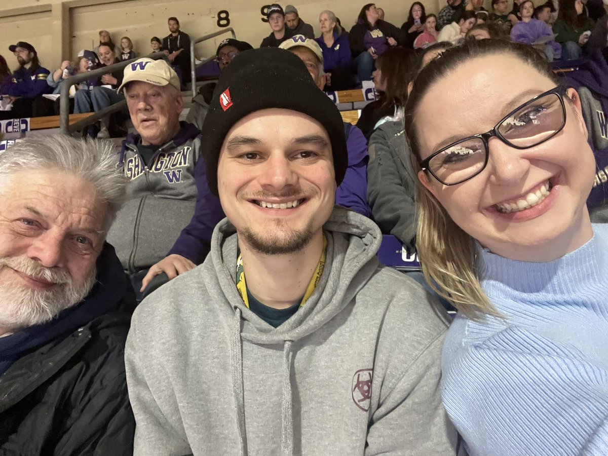 GraesonCameron's tweet photo. #Forever10 Go Huskies!! https://t.co/sVdr7j8B3b
