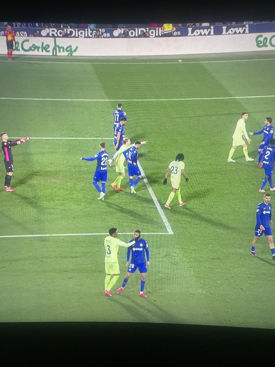 Balde vient littéralement de mettre une claque mais il a pas pris rouge ???? Ni jaune ???? Et c’est le réal les corrompu qui contrôle la liga 🤣🤣🤣🤣