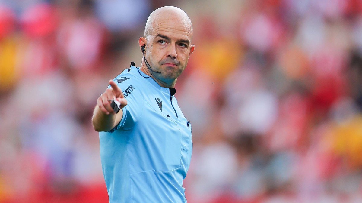 ArchivoVAR's tweet photo. 🔴 Suspenso para González Fuertes tras cometer un error en el Getafe - Barcelona.

✍️🏻 𝟰,𝟬

▪️ El asturiano, al que le costó gobernar al partido, perdió los estribos en los instantes finales.

💥 Se tragó un penalti de Uche sobre Koundé en los últimos minutos del encuentro. https://t.co/aDAi9vQKdf