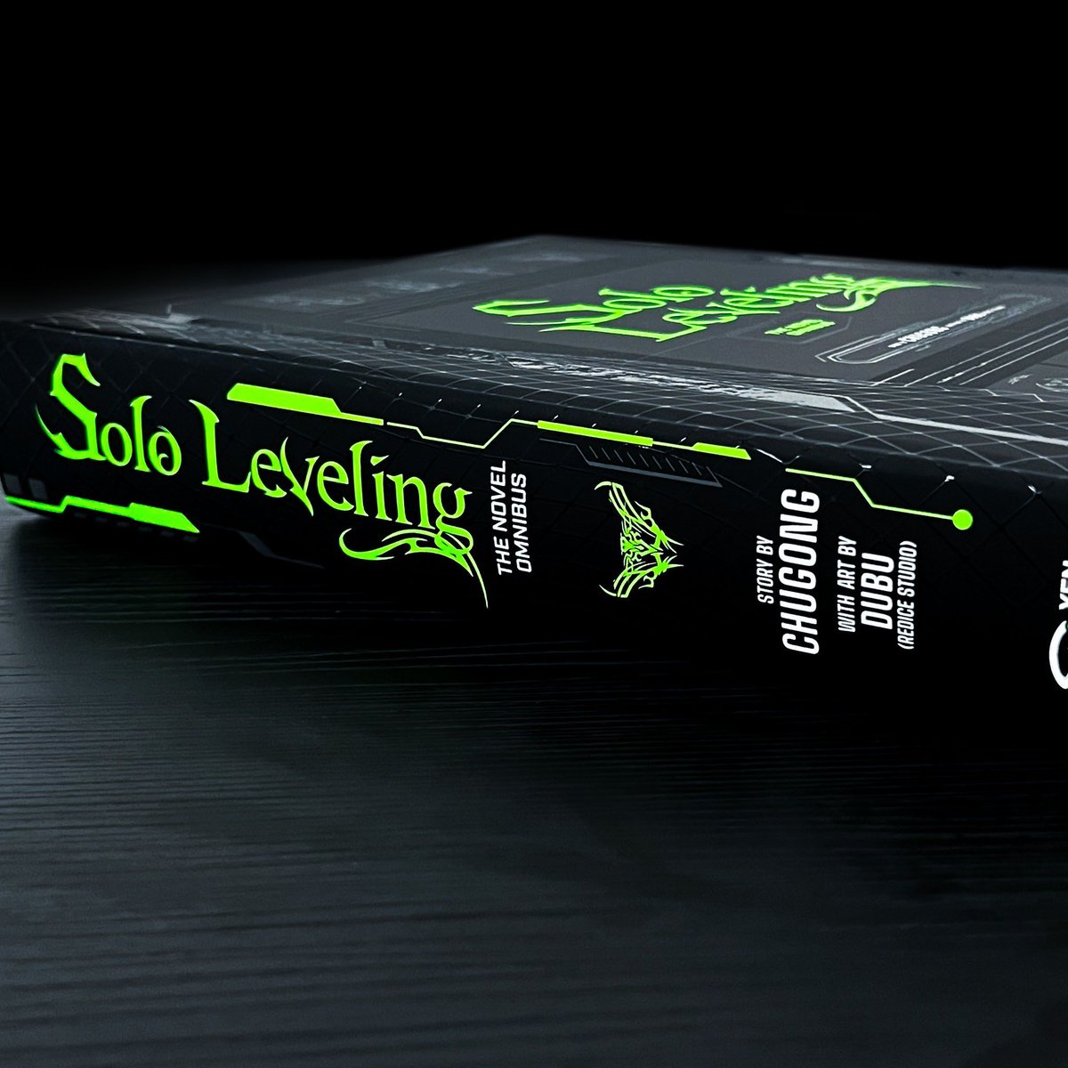 yenpress's tweet photo. ⚔️ A R I S E ⚔️

We've given the original Solo Leveling novels an S-Rank makeover in the this complete omnibus volume! Over 700 pages chronicling Jinwoo's story, hardbound in matte and gloss with glow-in-the-dark elements, this is a must have for any Solo Leveling fan!

Level up your collection with Solo Leveling: The Novel Omnibus, coming January 21st! https://t.co/V5vg9lrdnh