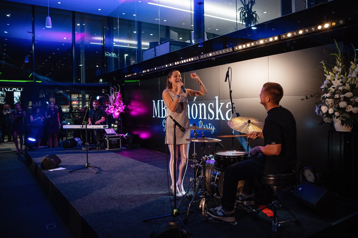 Za žiary reflektorov luxusných áut a za účasti takmer 300 VIP hostí sa uskutočnil jedinečný Grand Opening showroomu Mercedes-Benz. Nové nadčasové priestory, zrealizované v súlade s najvyššími štandardmi prémiového brandu Mercedes-Benz, sú hrdým dielom MB Panónska.
