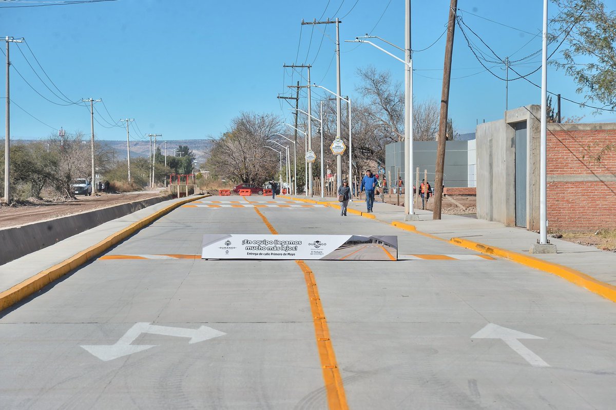 EVillegasV's tweet photo. Recorrimos la segunda calle 1 de Mayo que, junto con el alcalde @josejoseantonio, entregamos en la colonia Isabel Almanza. 🚧 
¡Ahora sí, la conectividad, circulación y, sobre todo, la seguridad vial para las y los vecinos van a mejorar muchísimo! 🚗💨
No cabe duda, ¡juntos estamos haciendo de Durango el mejor renacer!