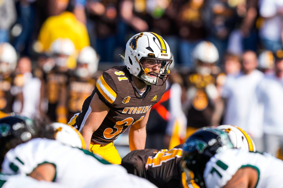 "This means a lot to me." <a href="/wyettekeler/">wyettekeler</a> receives the Never Flinch Award honoring former <a href="/wyo_football/">Wyoming Cowboy Football</a> LB Weston Johnson, who lost his battle with cancer at 27.

📰 | tinyurl.com/d92ebe8y

#OneWyoming 🏈 #GoWyo