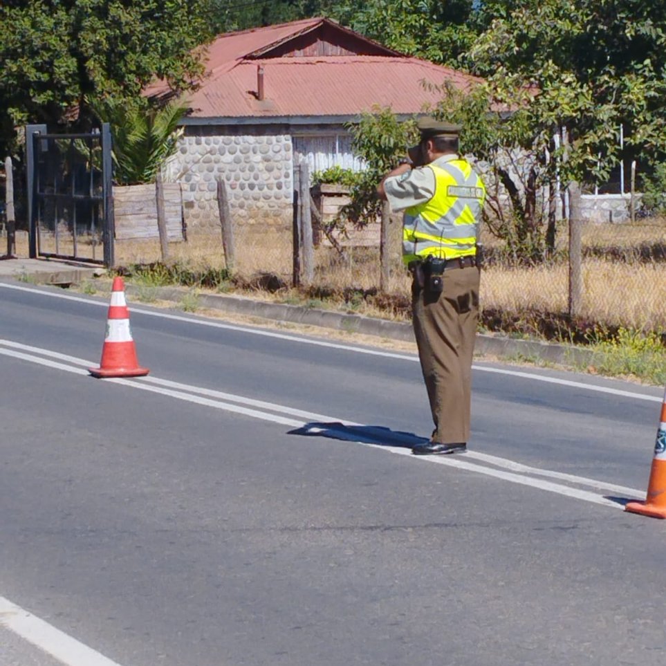 Carab_Maule's tweet photo. #PARRAL: Para evitar accidentes viales, en el sector cordillerano, nuestros Carabineros de #Digua, desarrolla amplios servicios
de tránsito en la Ruta L-751; realizando control de velocidad e instando al respeto de señales del tránsito👮🏻♀️💚🚘.
#OrdenyPatria https://t.co/k2x9ZiqeKs